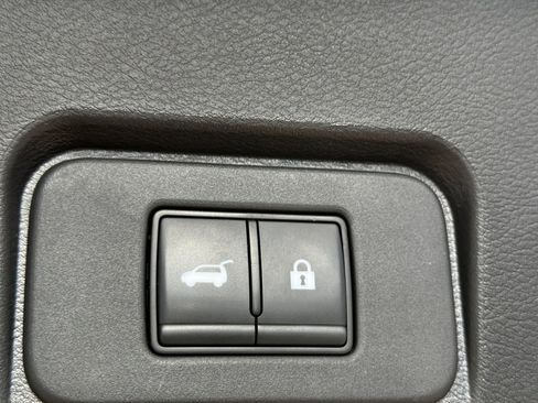 Used 2025 Nissan Rogue SV FWD image 23