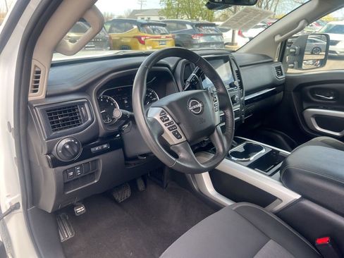 Used 2024 Nissan Titan SV w/ SV Convenience Package image 6