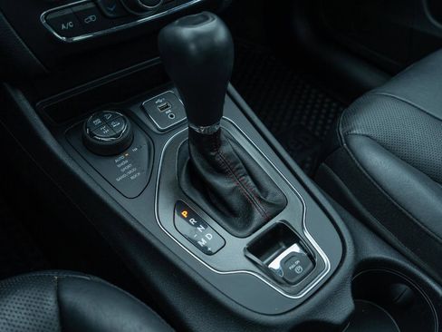 Used 2020 Jeep Cherokee Trailhawk AWD/4WD image 24