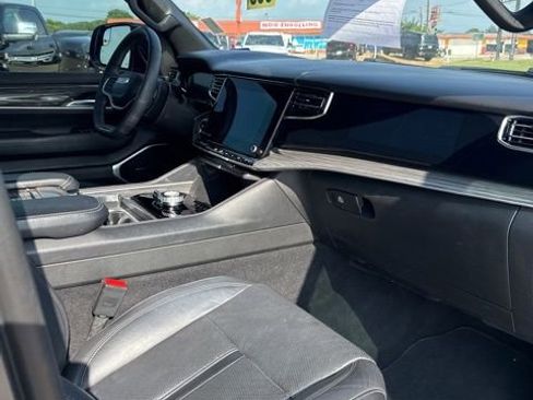 Used 2022 Jeep Wagoneer Series II w/ Premium Group I AWD/4WD image 19