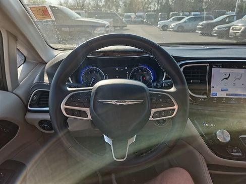 Used 2023 Chrysler Pacifica Limited image 18