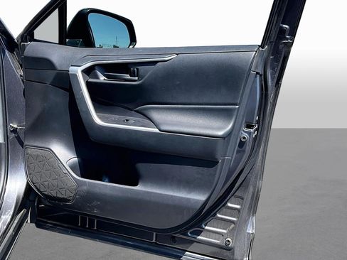 Used 2021 Toyota RAV4 LE w/ Carpet Mat Package (TMS) FWD image 17