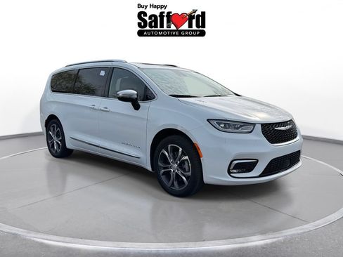 New 2026 Chrysler Pacifica Pinnacle w/ Trailer Tow Group AWD/4WD image 10