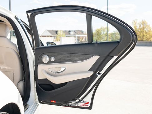 Used 2017 Mercedes-Benz E 300 4MATIC image 42