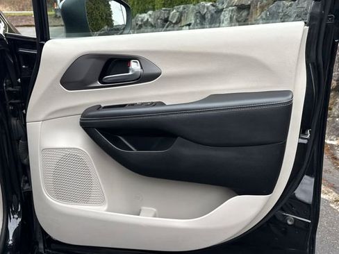 Used 2023 Chrysler Pacifica Touring-L image 27