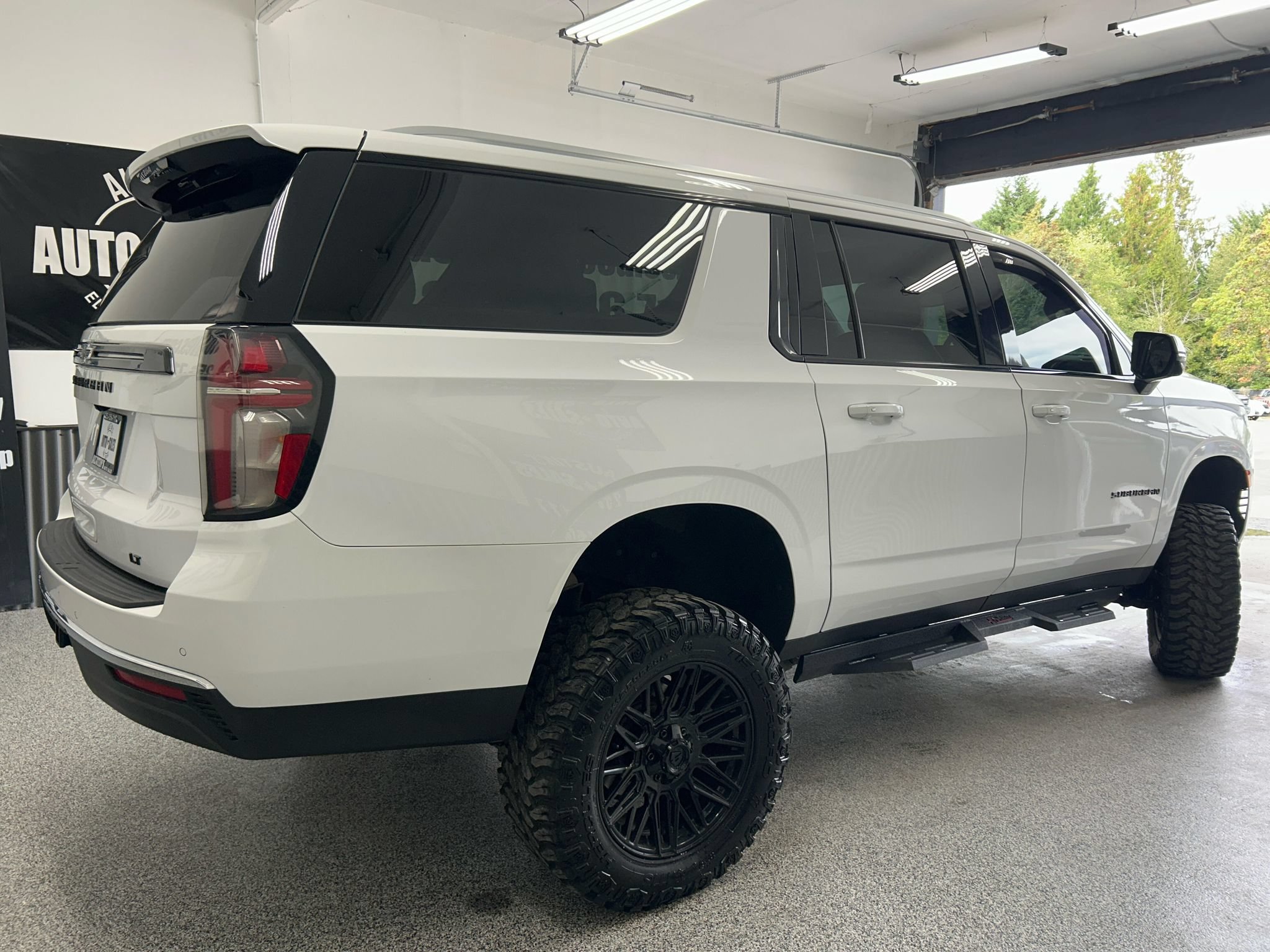 Used 2021 Chevrolet Suburban LT w/ LT Signature Package AWD/4WD image 6