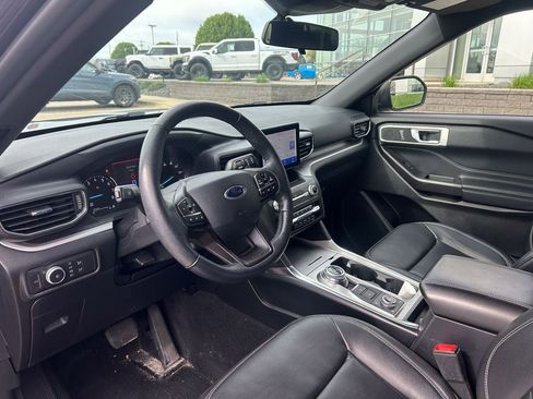 Used 2020 Ford Explorer XLT w/ Equipment Group 202A AWD/4WD image 9