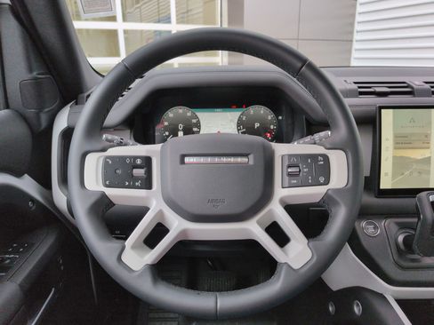 Used 2025 Land Rover Defender 110 S image 15