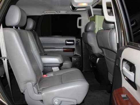 Used 2014 Toyota Sequoia Platinum RWD image 39