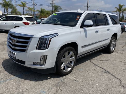 Used 2017 Cadillac Escalade ESV Premium Luxury RWD image 2