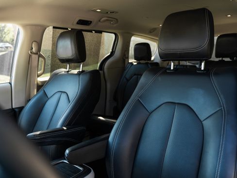 Used 2024 Chrysler Pacifica Touring-L image 18