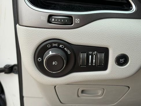 Used 2019 Jeep Cherokee Limited w/ Technology Group image 18