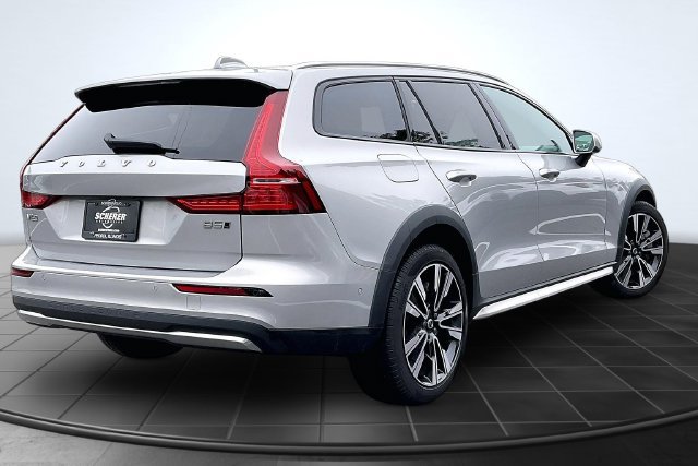 Certified 2025 Volvo V60 B5 Cross Country Ultra AWD/4WD image 3