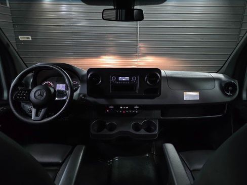 Used 2019 Mercedes-Benz Sprinter 2500 image 14