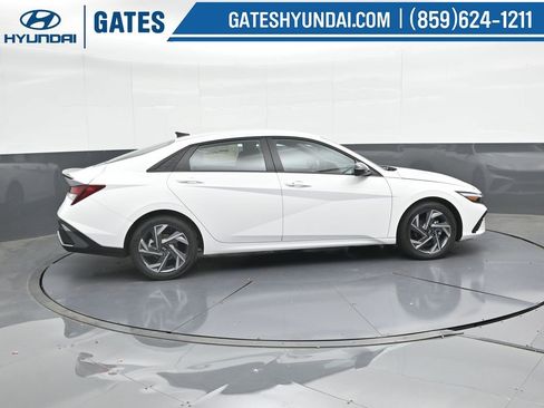 Used 2025 Hyundai Elantra Sport image 3