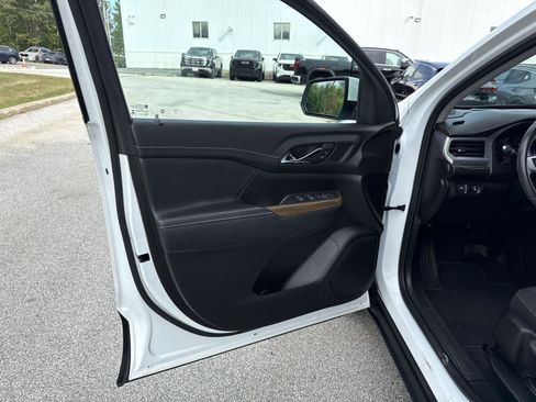 Used 2023 GMC Acadia SLE image 10