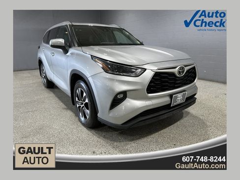 Used 2021 Toyota Highlander XLE AWD/4WD image 1