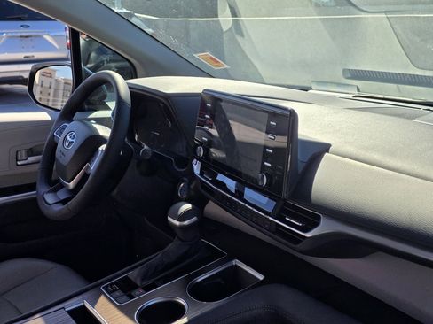 Used 2024 Toyota Sienna XLE image 29