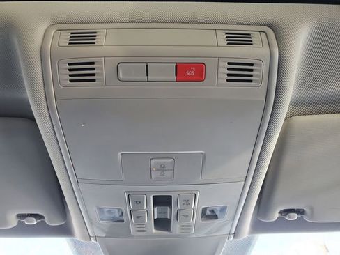 Used 2022 Volkswagen Tiguan SE w/ Panoramic Sunroof Package image 33