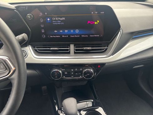 Used 2025 Chevrolet Trax LT w/ LT Convenience Package image 17