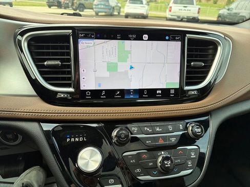 Used 2021 Chrysler Pacifica Limited w/ Uconnect Theater Family Group image 32