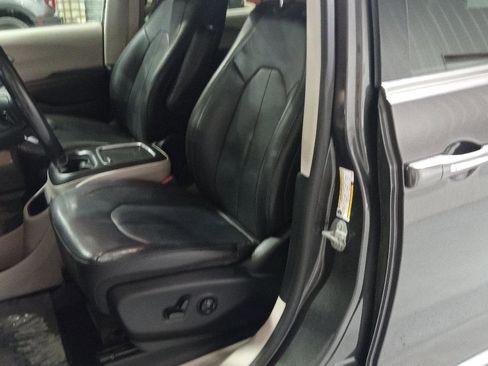 Used 2020 Chrysler Pacifica Touring-L Plus image 15