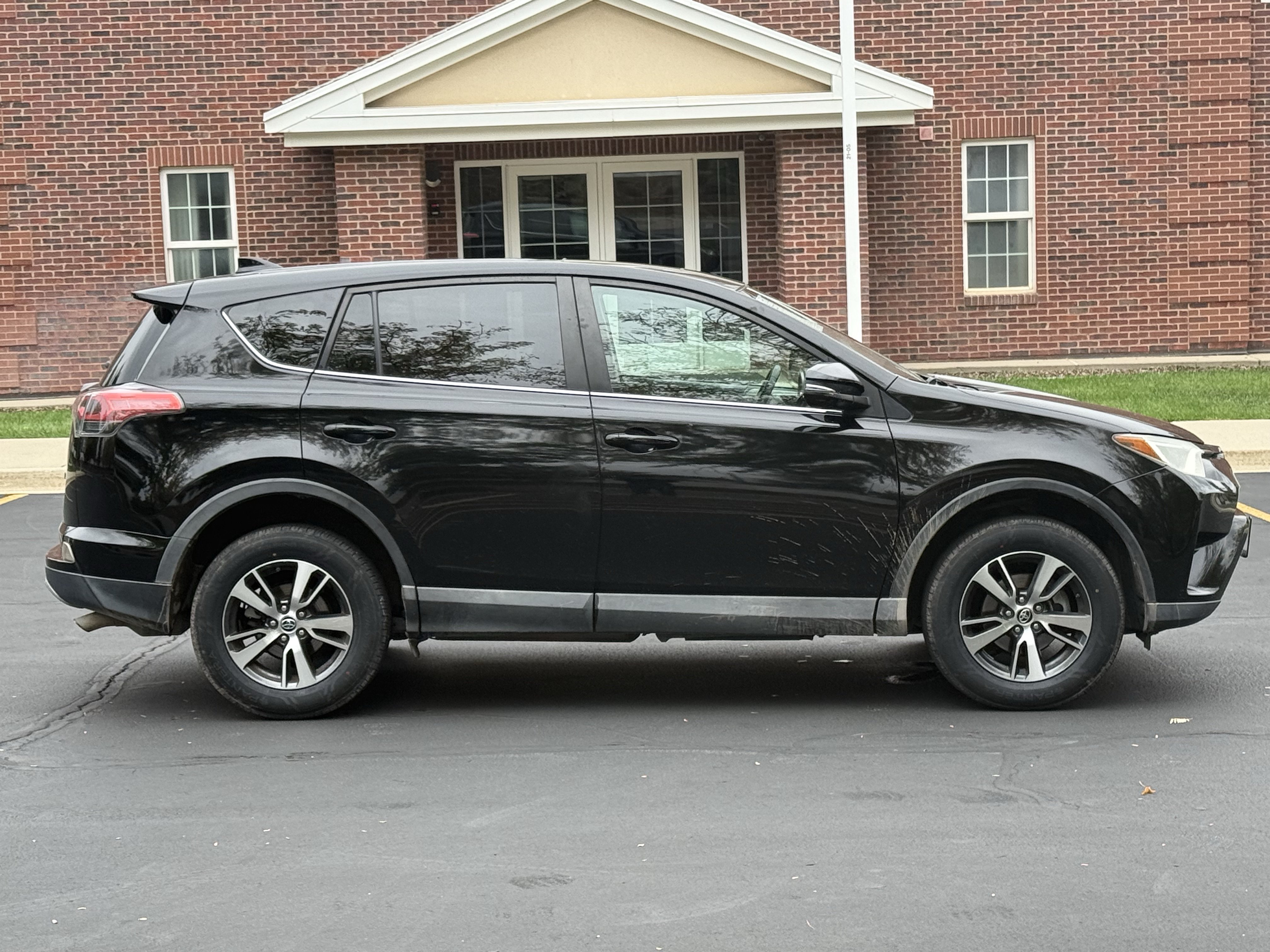 Used 2018 Toyota RAV4 XLE w/ Carpet Mat Package FWD image 3