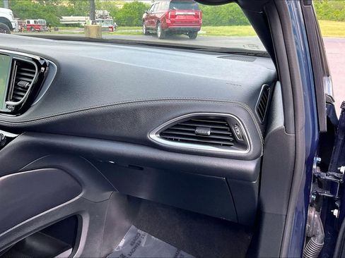 Used 2025 Chrysler Pacifica Limited FWD image 29