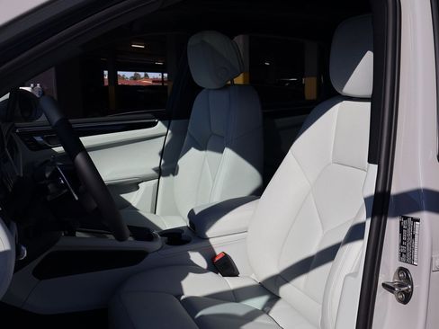 New 2026 Porsche Macan image 5