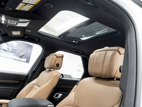 Used 2024 Land Rover Discovery Dynamic SE image 8