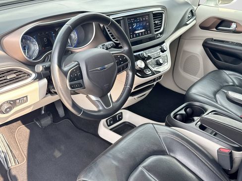 Used 2018 Chrysler Pacifica Touring-L FWD image 2