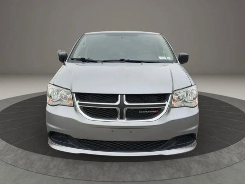 Used 2018 Dodge Grand Caravan SE image 2