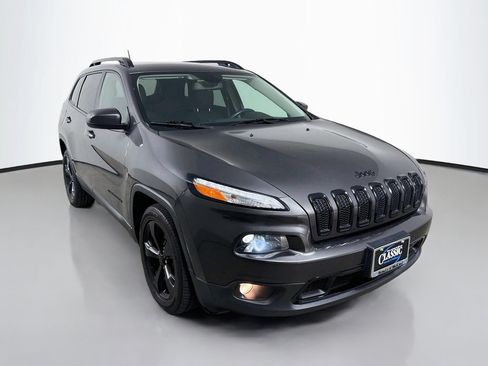 Used 2018 Jeep Cherokee Latitude w/ Altitude Package FWD image 1