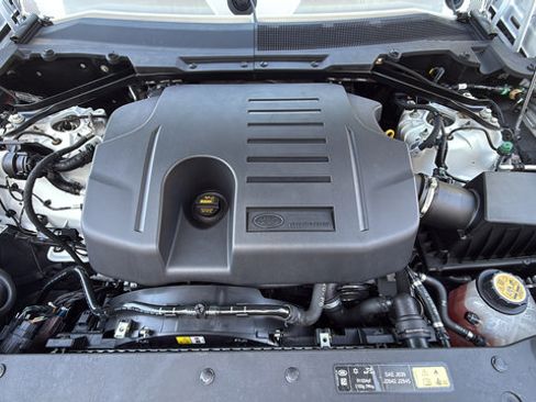 Used 2024 Land Rover Defender 130 X-Dynamic SE AWD/4WD image 28