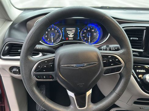 Used 2017 Chrysler Pacifica Touring w/ Tire & Wheel Group image 19