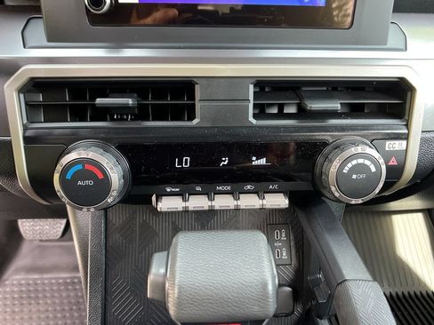 Certified 2025 Toyota Tacoma TRD Off-Road AWD/4WD image 17