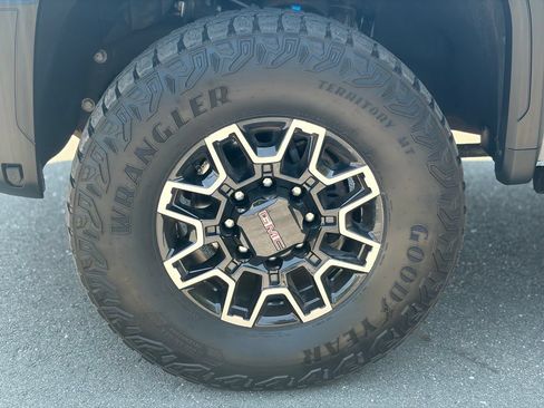 Used 2024 GMC Sierra 2500 AT4X AWD/4WD image 2