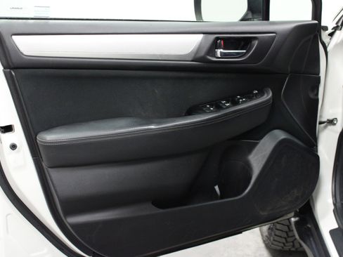 Used 2017 Subaru Outback 2.5i Premium image 11