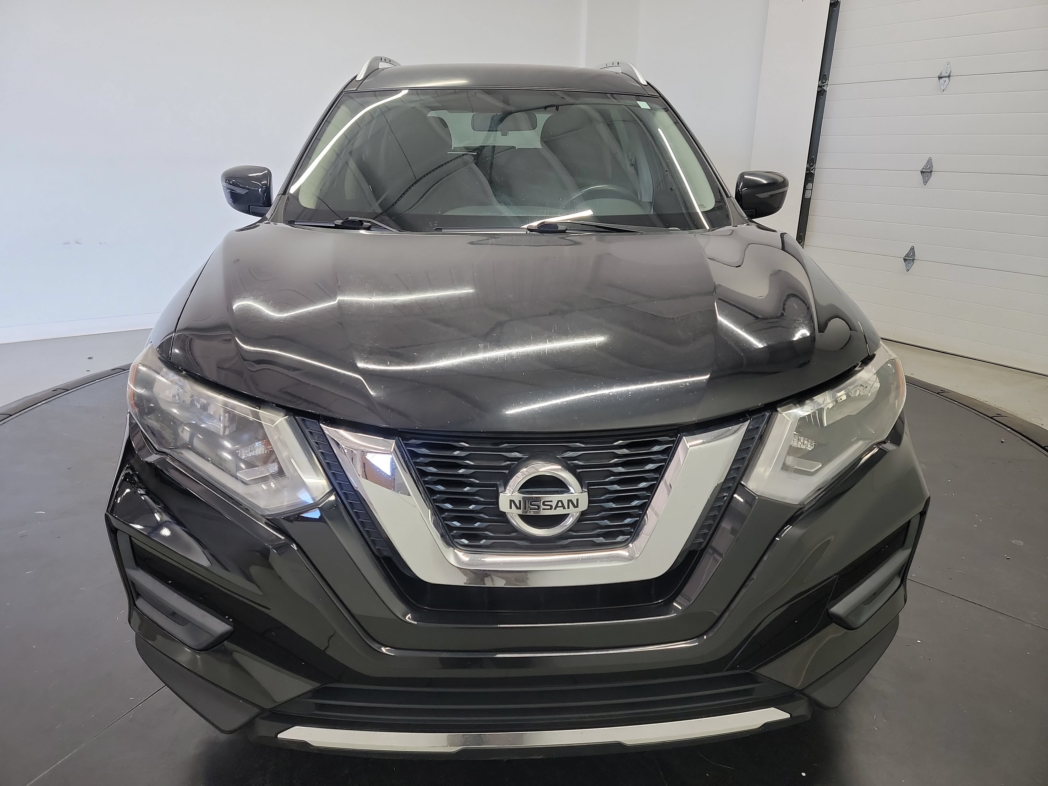 Used 2017 Nissan Rogue SV AWD/4WD image 2