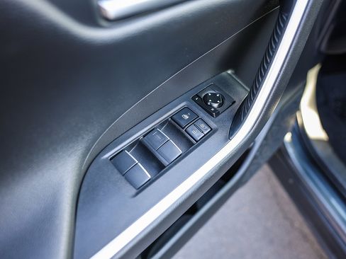 Used 2020 Toyota RAV4 Limited image 11