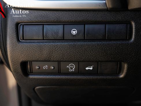 Used 2025 Nissan Rogue SV AWD/4WD image 18