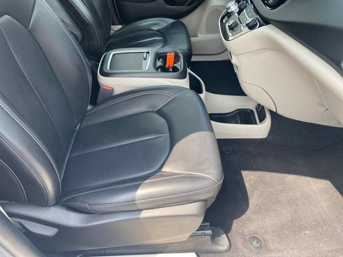 Used 2023 Chrysler Pacifica Touring-L FWD image 21