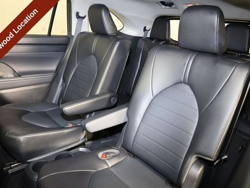 Used 2022 Toyota Highlander XLE AWD/4WD image 11