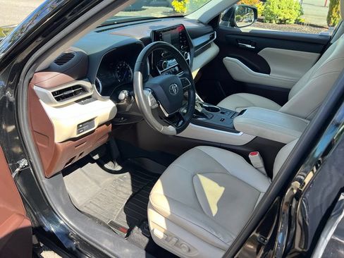 Used 2021 Toyota Highlander XLE AWD/4WD image 12