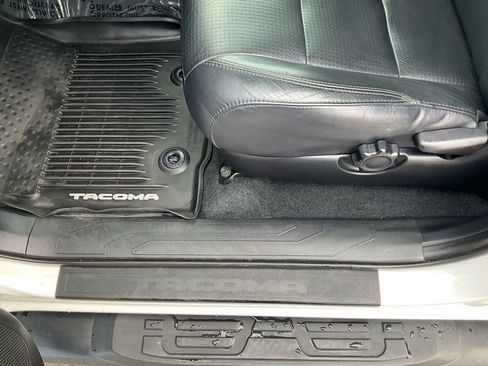 Used 2019 Toyota Tacoma TRD Sport image 15