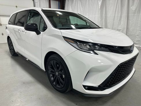 Used 2025 Toyota Sienna XSE image 1