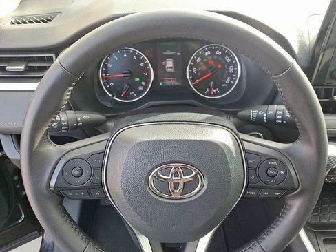 Used 2021 Toyota RAV4 XLE Premium image 19
