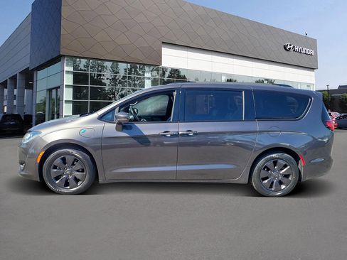 Used 2019 Chrysler Pacifica Limited w/ Advanced Safetytec Group image 3