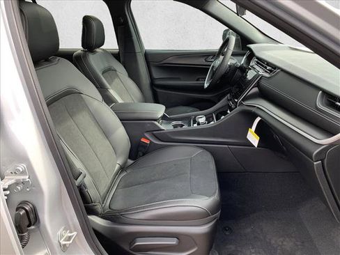 New 2025 Jeep Grand Cherokee Altitude image 26