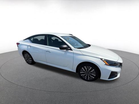 Used 2025 Nissan Altima 2.5 SV FWD image 2